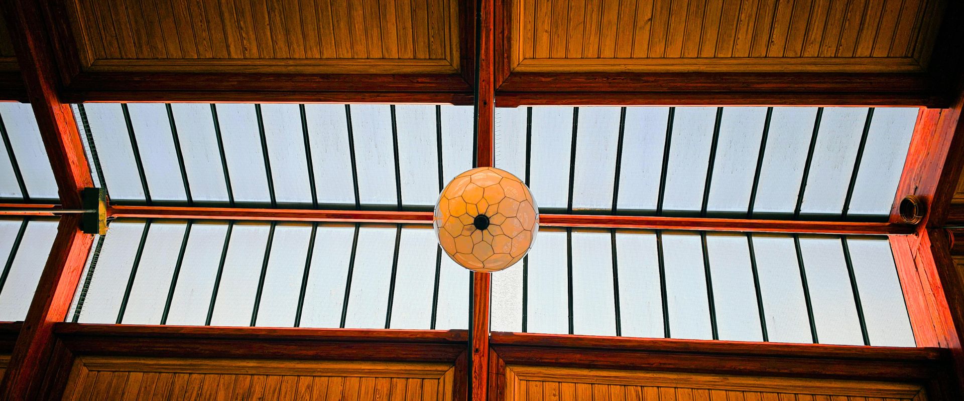 Glasdach mit einer Deckenlampe aus Porzellan