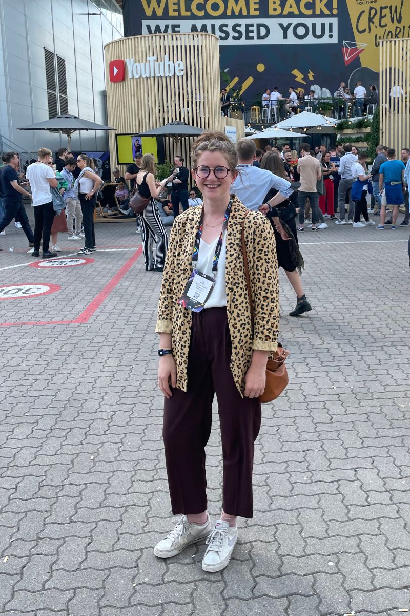 Lea Najork auf dem Messegelände des OMR-Festivals im Außenbereich