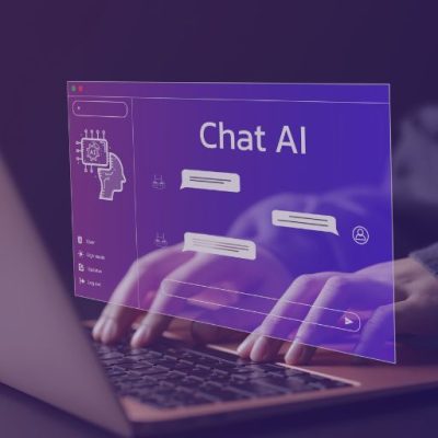 Eine Hand Tippt auf einen Laptop, darüber ist ein Chat mit einer AI eingeblendet. Das Bild steht für KI und Kreativität.